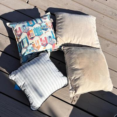 Lot 31 4 throw pillows outdoor