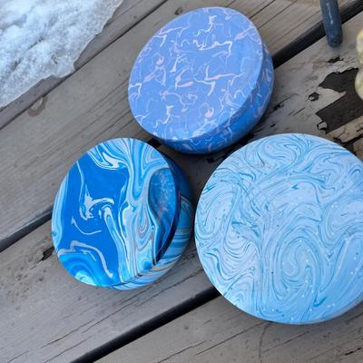 Lot 312 assortment of small pots and citronella & battery op candles