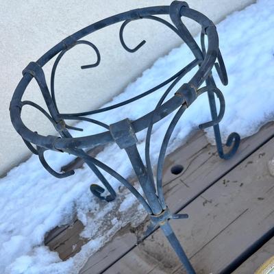 Lot 312 assortment of small pots and citronella & battery op candles