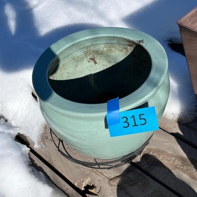 Lot 315 assortment of small and medium sized pots