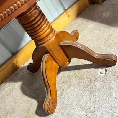 Lot 333 Round pedestal table