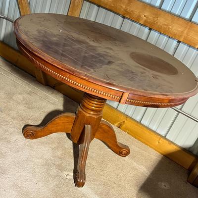 Lot 333 Round pedestal table