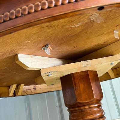 Lot 333 Round pedestal table