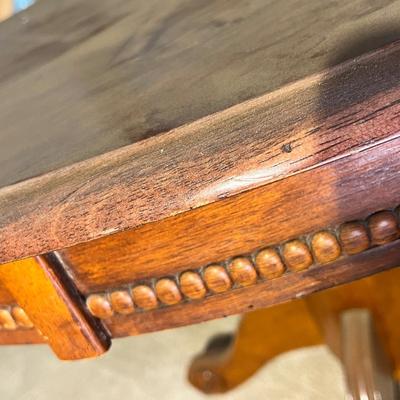 Lot 333 Round pedestal table