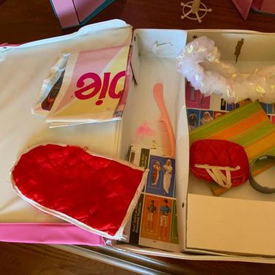 Lot of Vintage Barbies without their items including a hair Salon