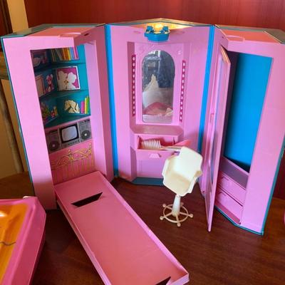 Lot of Vintage Barbies without their items including a hair Salon