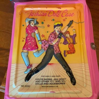 Lot of Vintage Barbies without their items including a hair Salon