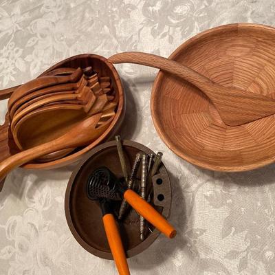 Wood bowls and crackers
