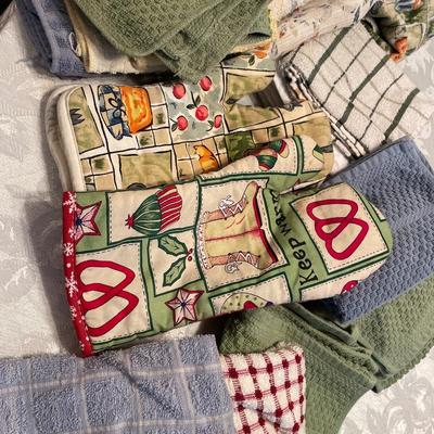 Kitchen towels and oven mitts