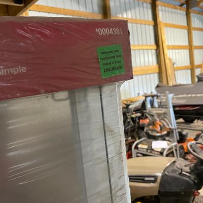 Lot 368 vinyl single hung window - new in package (17.5 x 23.5)