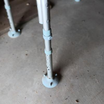 ADJUSTABLE HEIGHT SHOWER SEAT
