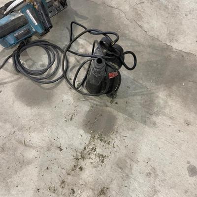 Lot 398 Mikita circular saw and sump pump (not tested)