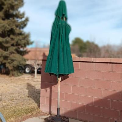 LARGE QUALITY PATIO UMBRELLA