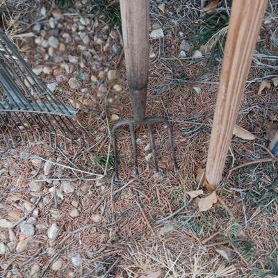 FARM AND YARD HAND TOOLS