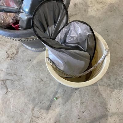 Lot 409 Plastic planters, twine