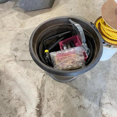 Lot 409 Plastic planters, twine