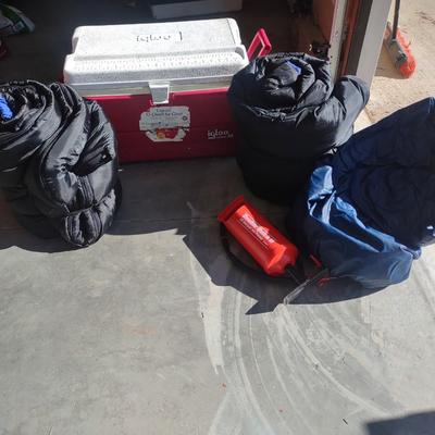 2 SLEEPING BAGS, AIR PUMP AND A COOLER