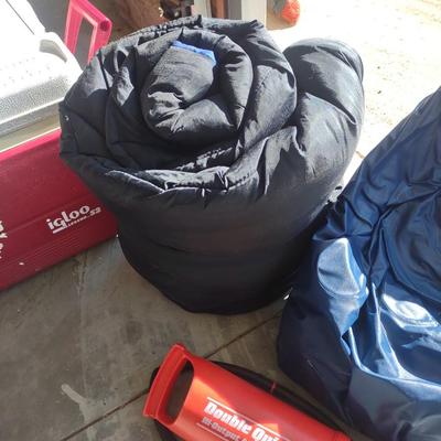 2 SLEEPING BAGS, AIR PUMP AND A COOLER