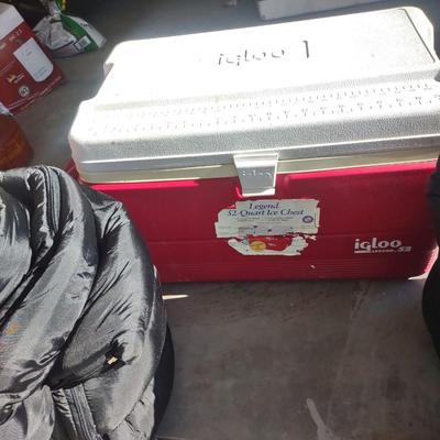 2 SLEEPING BAGS, AIR PUMP AND A COOLER