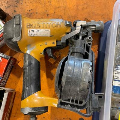 Lot 410 nail guns and staples Bosch and Hitachi (not tested)