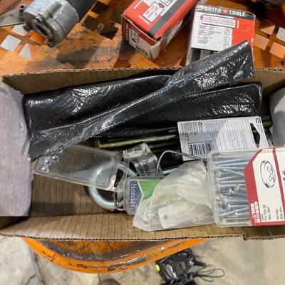 Lot 410 nail guns and staples Bosch and Hitachi (not tested)