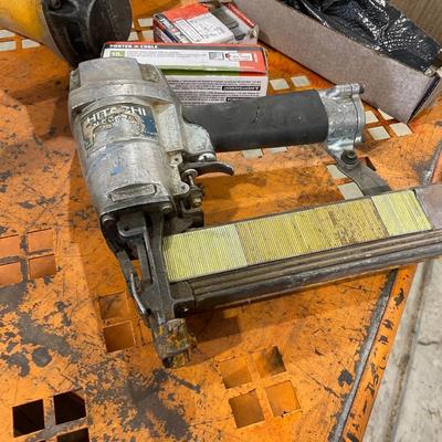 Lot 410 nail guns and staples Bosch and Hitachi (not tested)
