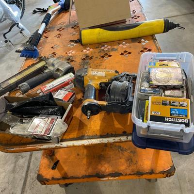 Lot 410 nail guns and staples Bosch and Hitachi (not tested)