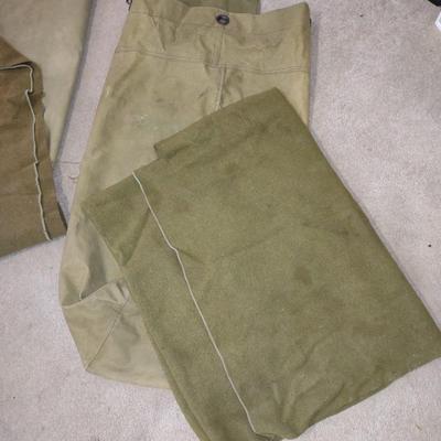 2 MILITARY WOOL BLANKETS AND CANVAS DUFFLE BAAGS