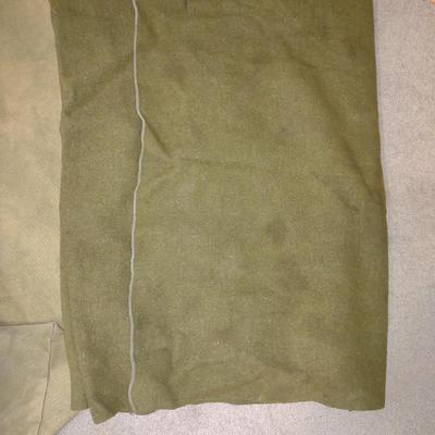 2 MILITARY WOOL BLANKETS AND CANVAS DUFFLE BAAGS