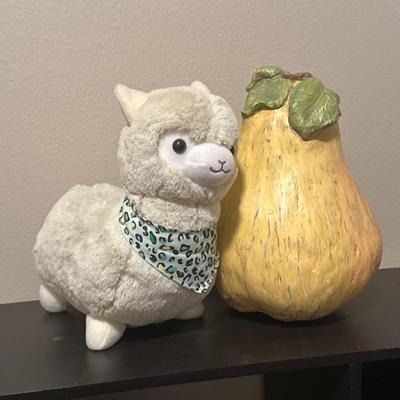 Alpaca and pear pair