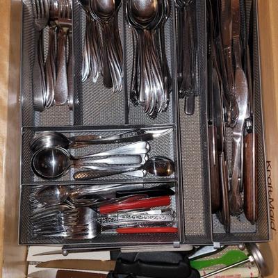 Lot of tableware and some knives