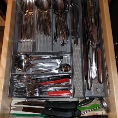 Lot of tableware and some knives