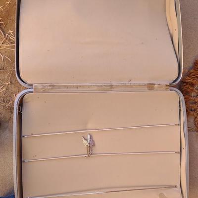 VINTAGE SAMSONITE LUGGAGE AND A GARMENT BAG