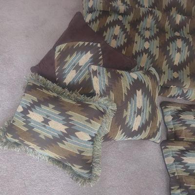 DILLARDS QUEEN SIZE COMFORTER SET