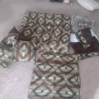 DILLARDS QUEEN SIZE COMFORTER SET