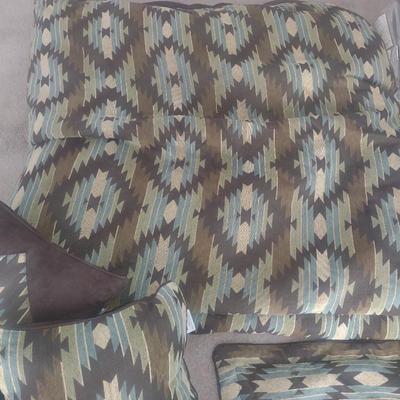 DILLARDS QUEEN SIZE COMFORTER SET