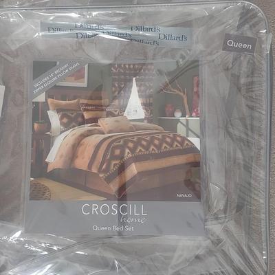 DILLARDS QUEEN SIZE COMFORTER SET