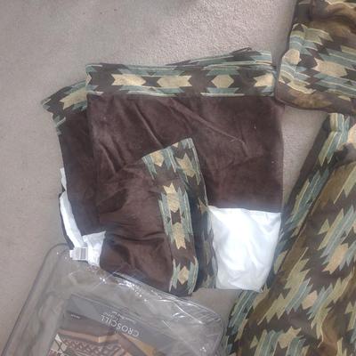 DILLARDS QUEEN SIZE COMFORTER SET