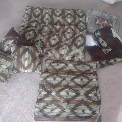 DILLARDS QUEEN SIZE COMFORTER SET