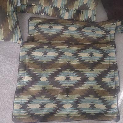 DILLARDS QUEEN SIZE COMFORTER SET