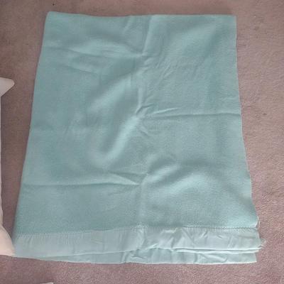 GREEN WOOL BLANKET, 3 HOSPITAL TYPE BLANKETS AND A FEATHER PILLOW