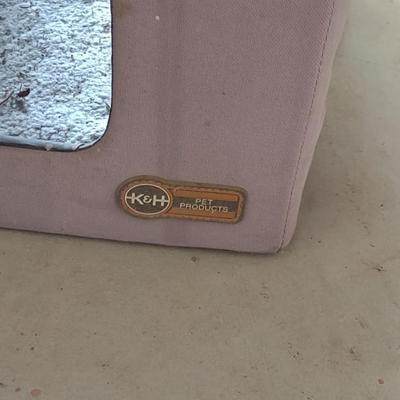 SMALL HEATED PET HOUSE & LARGE DOG CRATE
