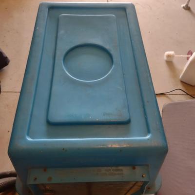 SMALL HEATED PET HOUSE & LARGE DOG CRATE