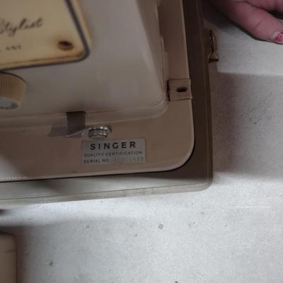 SINGER STYLIST ZIG ZAG SEWING MACHINE