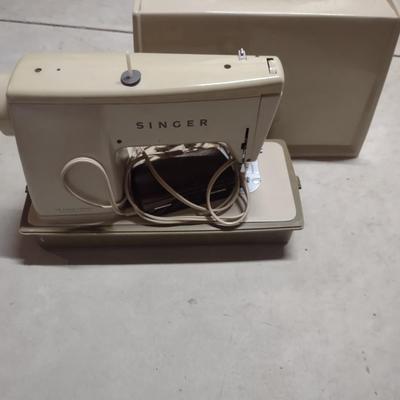 SINGER STYLIST ZIG ZAG SEWING MACHINE