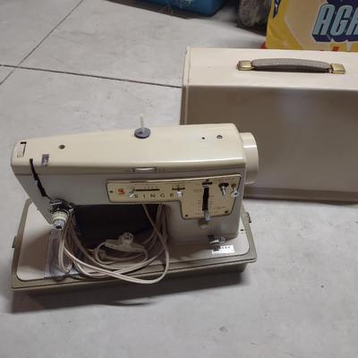 SINGER STYLIST ZIG ZAG SEWING MACHINE