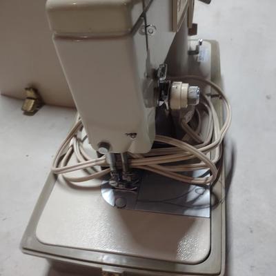 SINGER STYLIST ZIG ZAG SEWING MACHINE