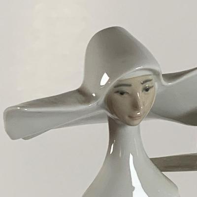 LOT 38: Lladro Tall Two Nuns #4611 Porcleain Figurines