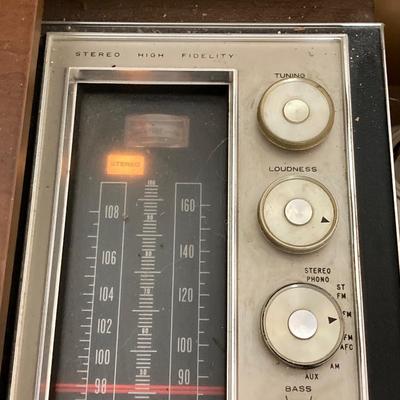 LOT 60: Vintage Magnavox Astro Sonic Solid State Stereo High Fidelity