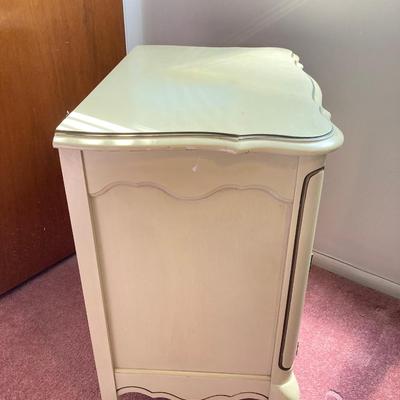 LOT 72: Vintage Bassett Furniture Industries, Inc. Five Piece Deauville White Provincial Bedroom Set